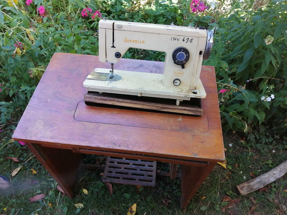 Vând mașină de cusut Veronica, anul 1977, Cugir