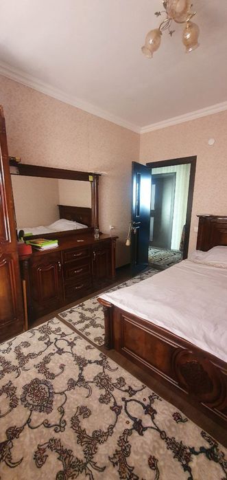 Chilonzor Farhodiski Jahon tillari Nizomiy yaqinida kvartira bor