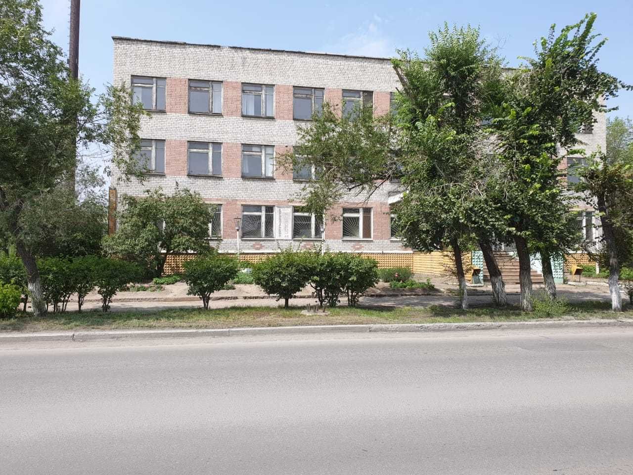 Здание административное трехэтажное кирпичное