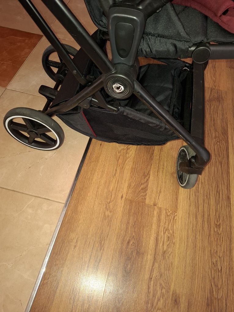 Vând cărucior în stare bună , coccolle