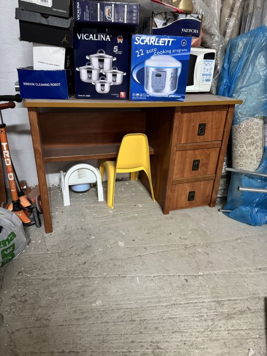 Отдам даром шкаф купе и стол письменый