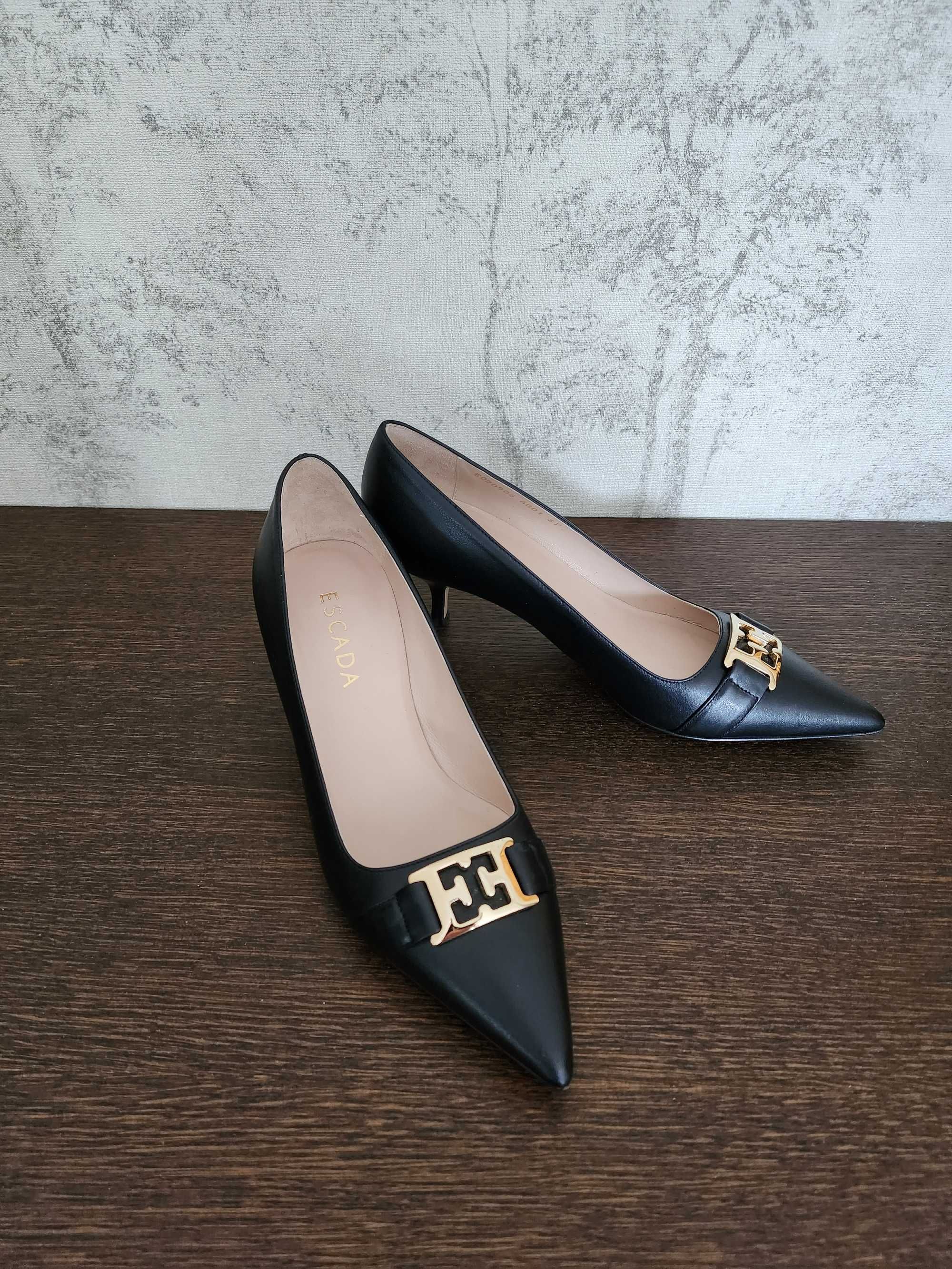 елегантни дамски обувки Escada