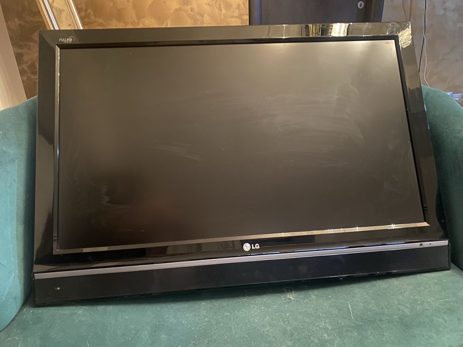 Plasma LG functionala,latime 63 cm ,lungime 92 cm,are toate cablurile