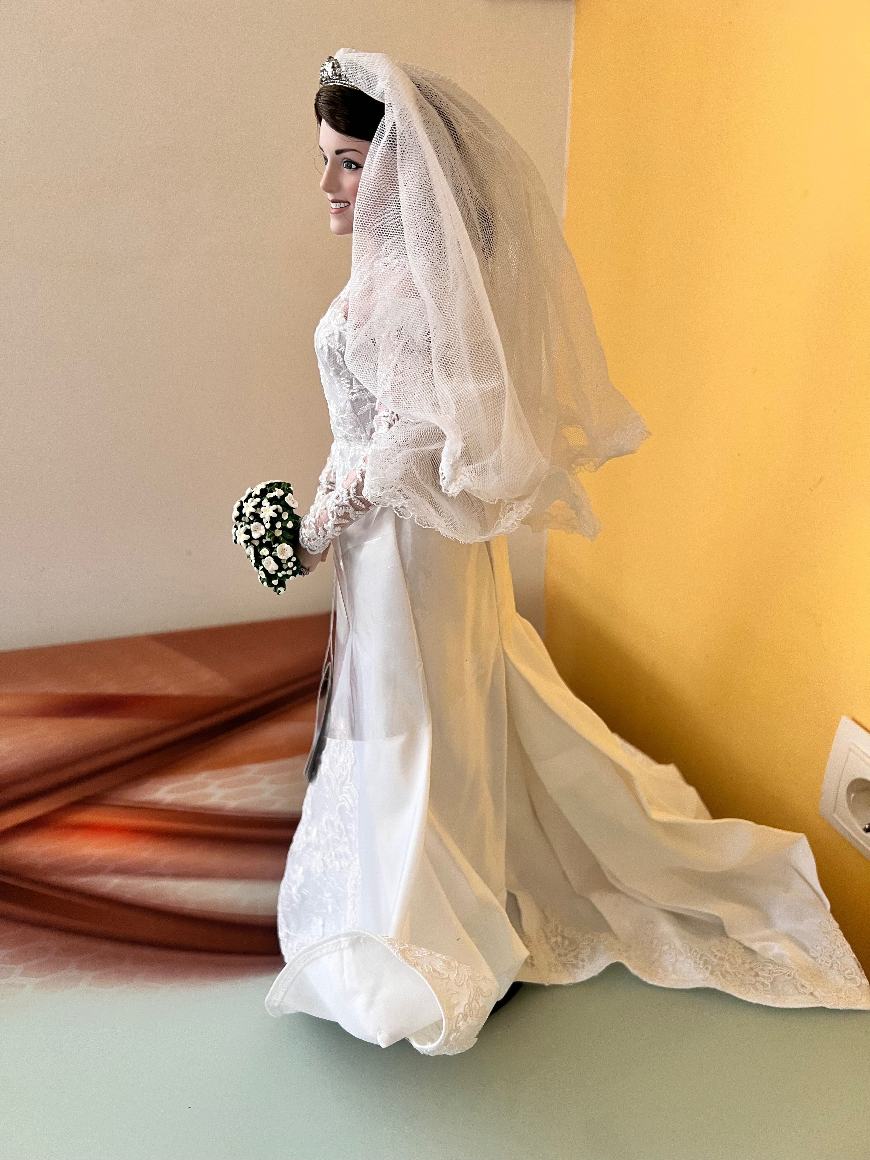 Danbury Mint , The Princess Kate Bride Doll