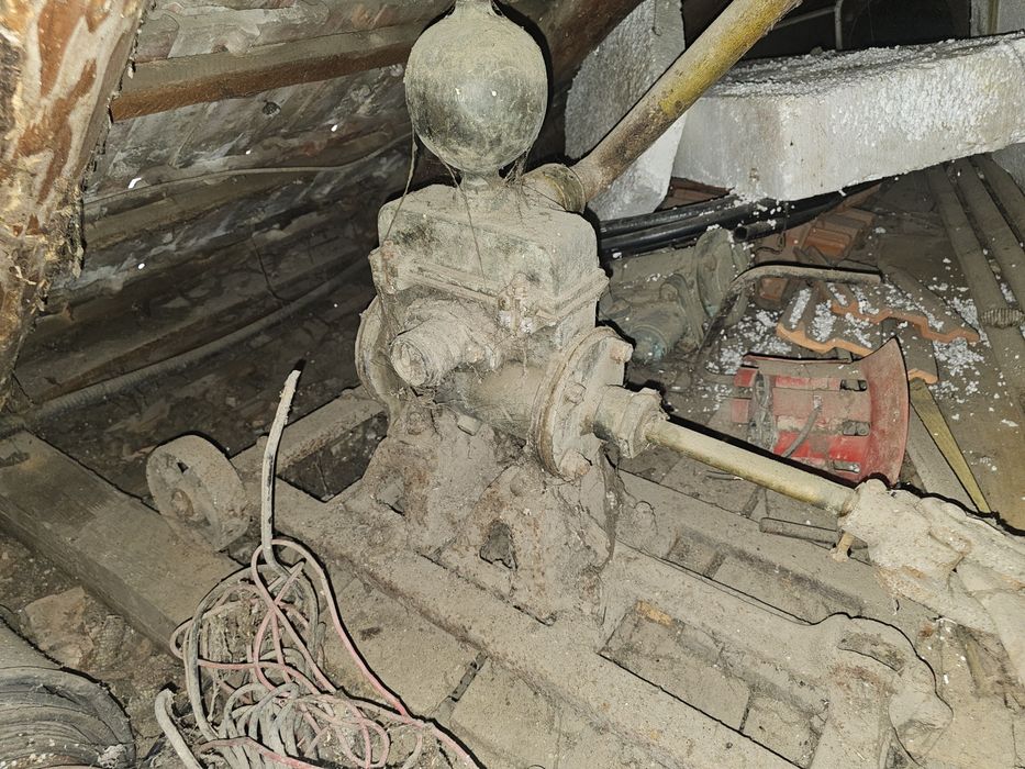 Pompa veche de vin din bronz