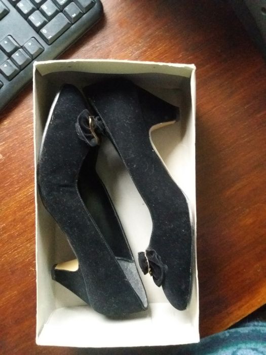 Pantofi NOI piele intoarsa- marime 38- negri, cu accesoriu auriu
