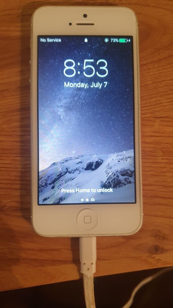 IPhone 5 +зарядно - много добро състояние