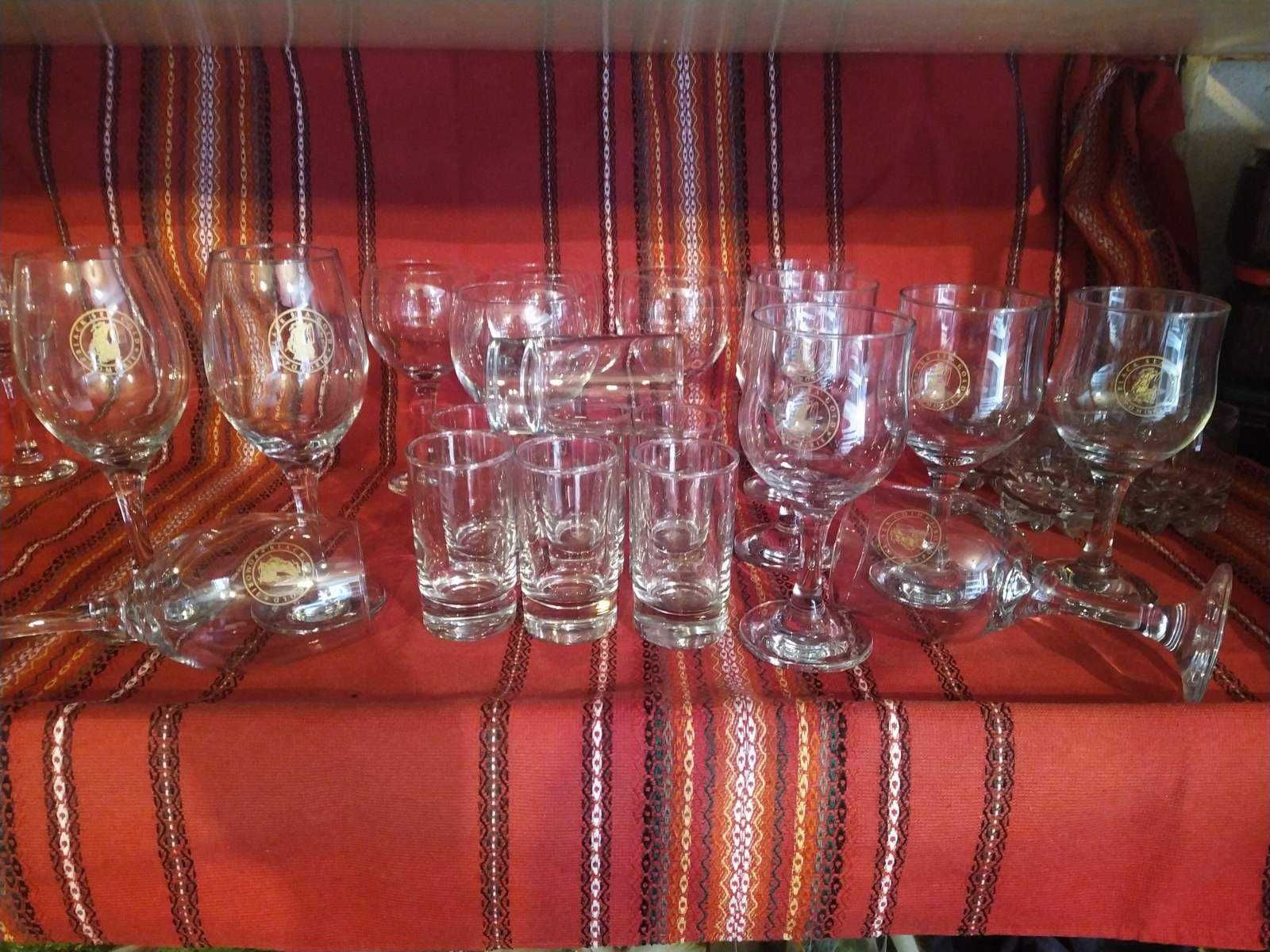 Продавам стъклени и порцеланови чаши