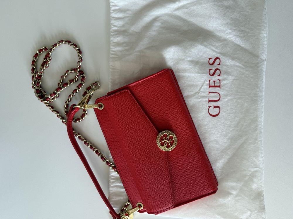 Червена чанта Guess с презрамка, която се маха
