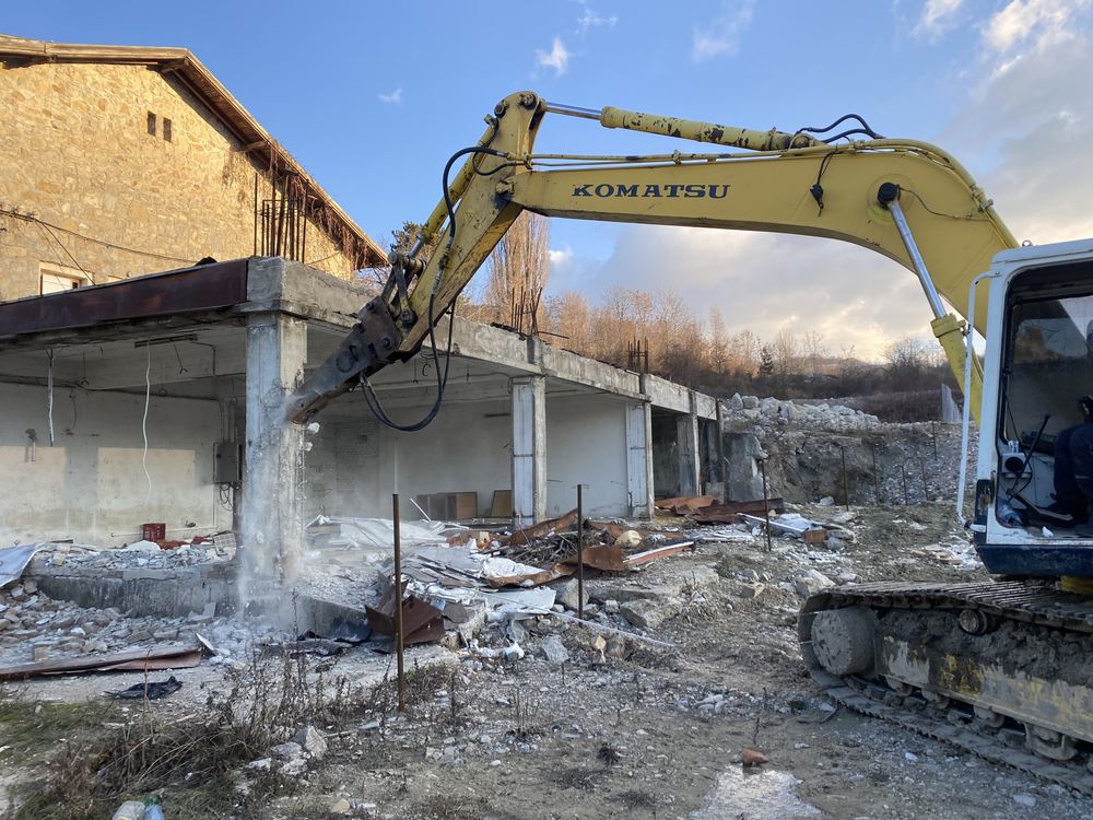 Inchiriere utilaje . Buldo excavator , compactor