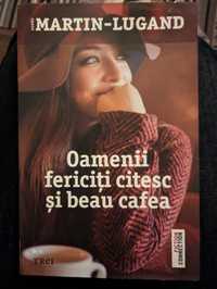 Oamenii fericiți citesc și beau cafea