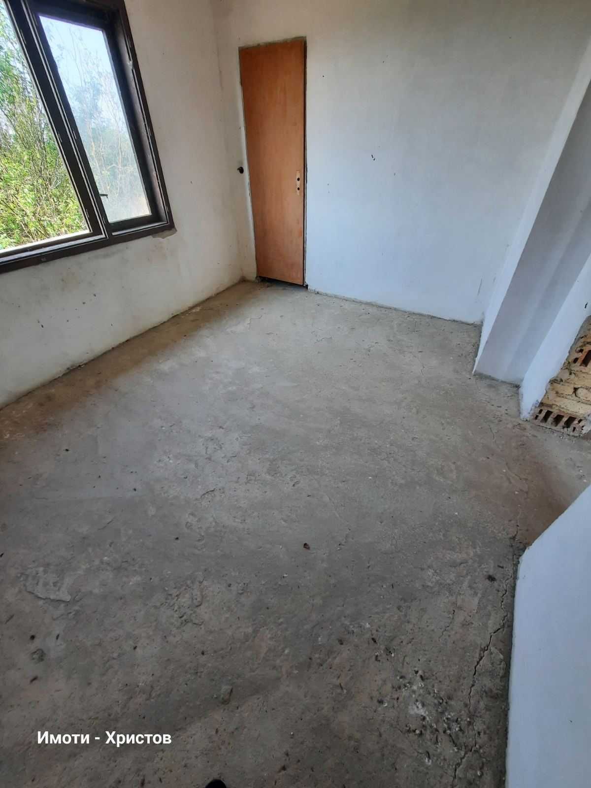 Двуетажна тухлена къща в село Златна нива