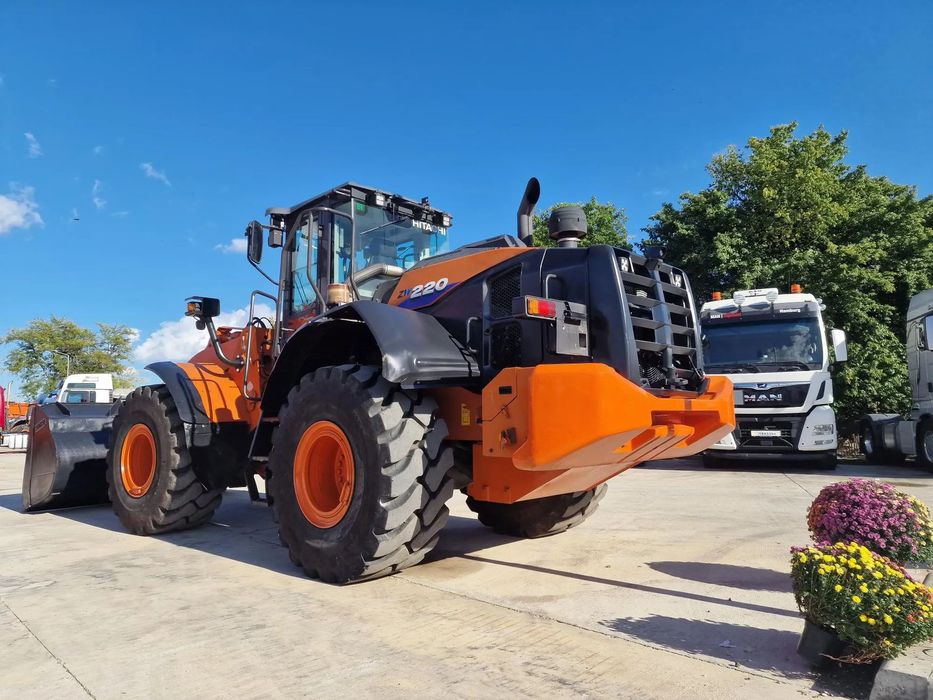 Hitachi ZW220, 2.140h, 8.833 km, CUPLA RAPIDA, CUPA 3,5mc, Masa operationala 20t, Anvelope Goodyear profil L5 90% ok, Gresare automata, VIRARE JOYSTICK, consum mediu 14,6l/h, an fabr 2020, camera spate, ridica la 4,2m,  CA NOU-PROMOTIE 119.900 EUR+Tva