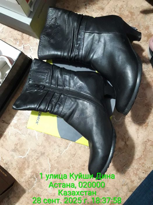 Женские зимние сапожки 37–38 + две пары обуви в подарок