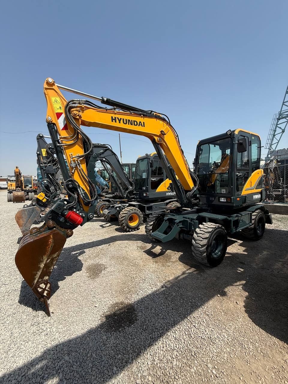 Ekskavator Hyundai HW60 sotiladi 2017 yil 8700 motachas