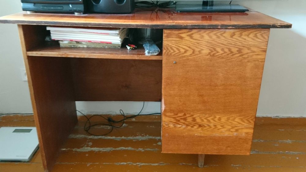 Письменный стол деревянный полированный