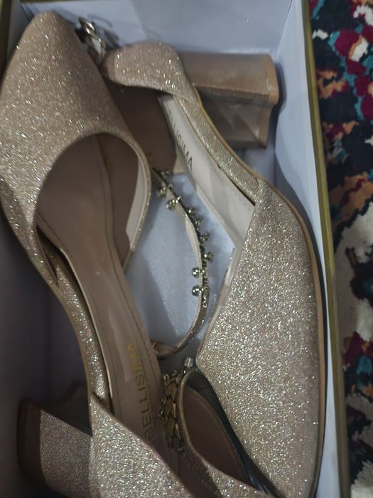 9 ta oyoq kiyim, 2 ta kashelok, 1 ta sumka.Hammasi 500 ming Razmer38