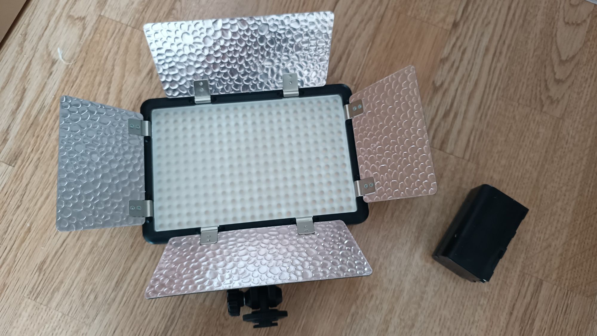 Godox LED308C II осветитель светодиодный, накамерный свет.
https://var