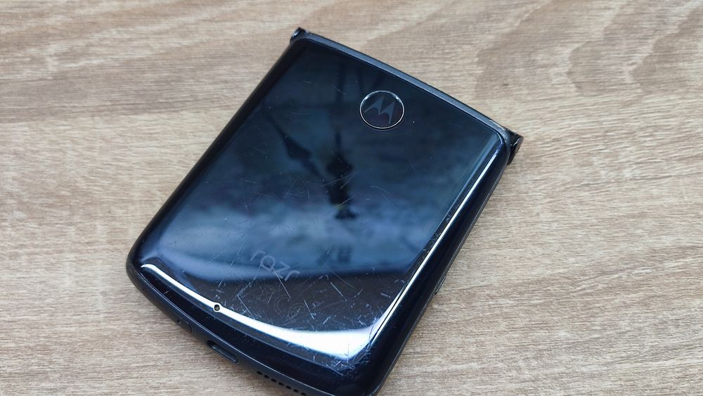 Motorola RAZR 2020 Se poate folosi fara probleme dunga mica pe display
