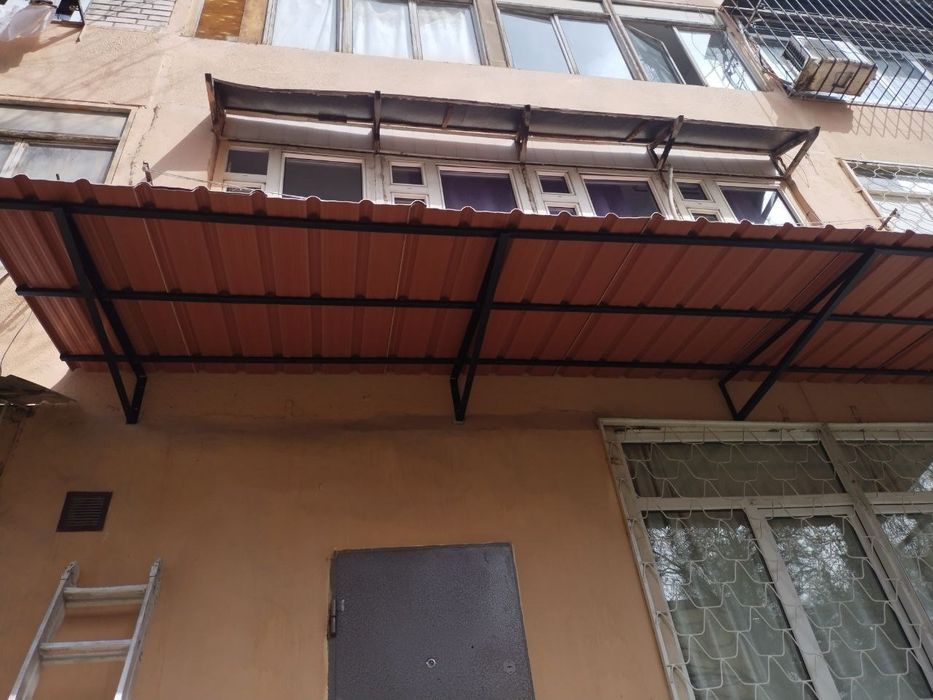 Козырьки над окнами и ролики для белья