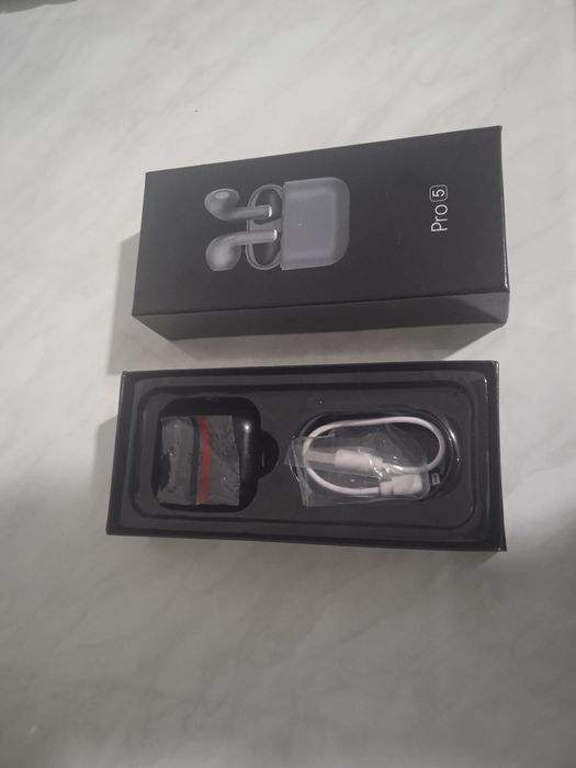 Simsiz Bluetooth naushnik qora va simli oq naushnik sotiladi.