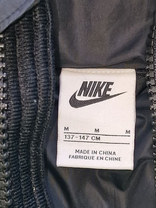 Продавам пухенка Nike за момче в размер М (137-147)