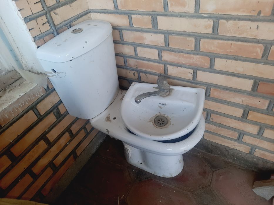 Unitaz sotiladi yangi