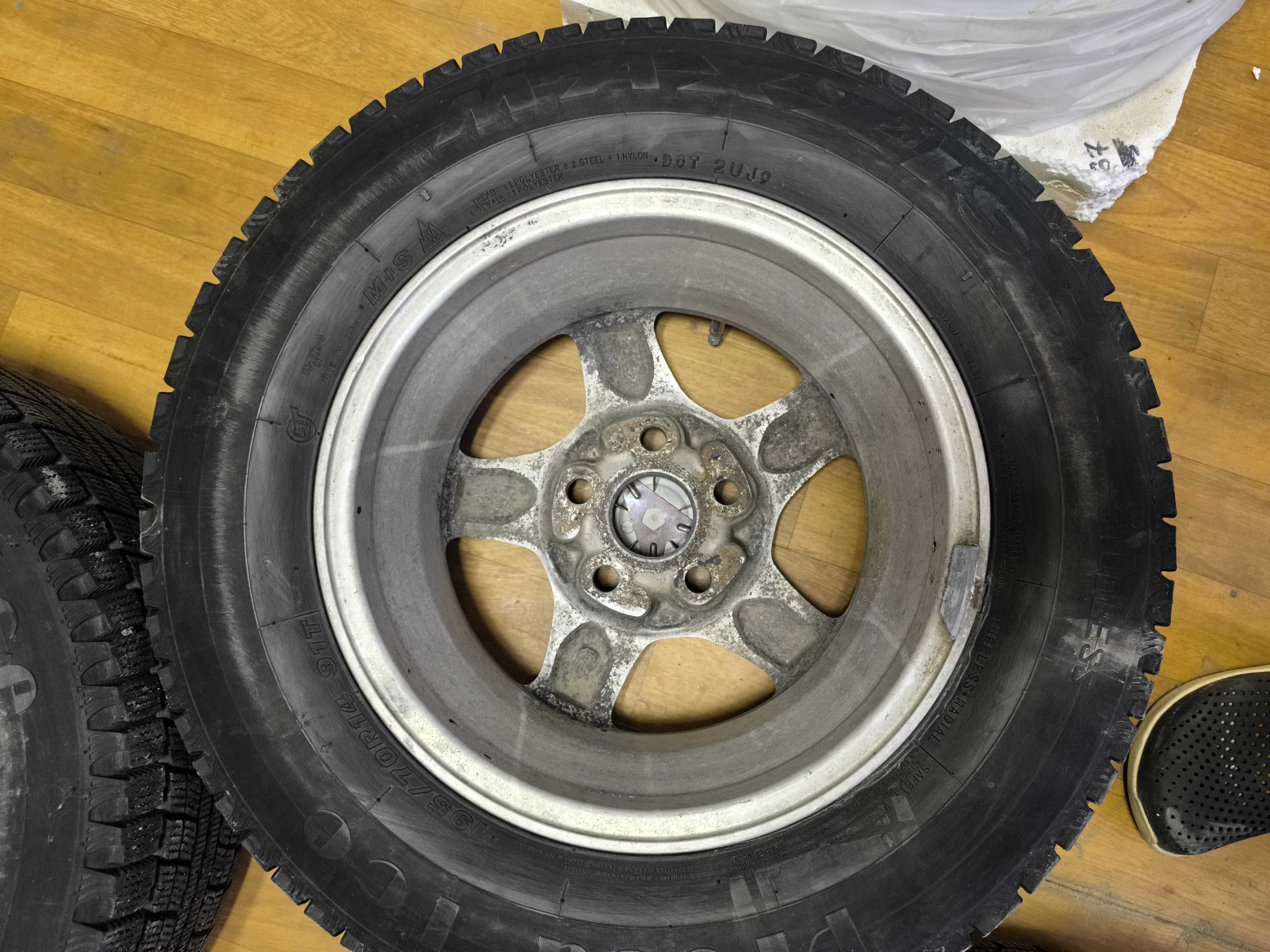Продам диски R14 5 * 114.3 с шинами  195/70
