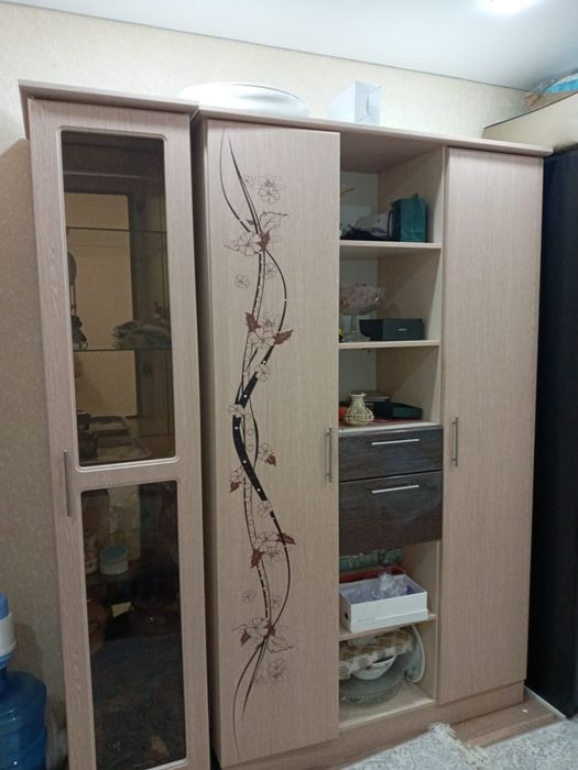 Шкаф с полками и для вещей