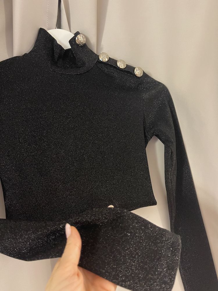 Скъсена блуза в черно