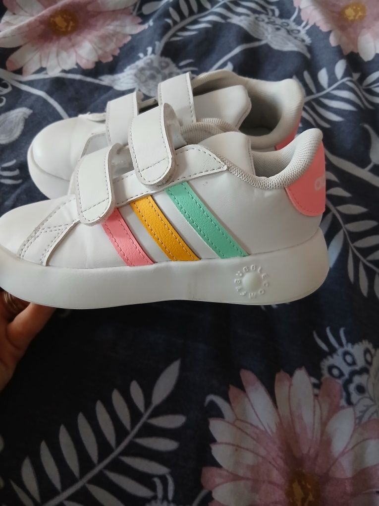 Adidas bubble бели