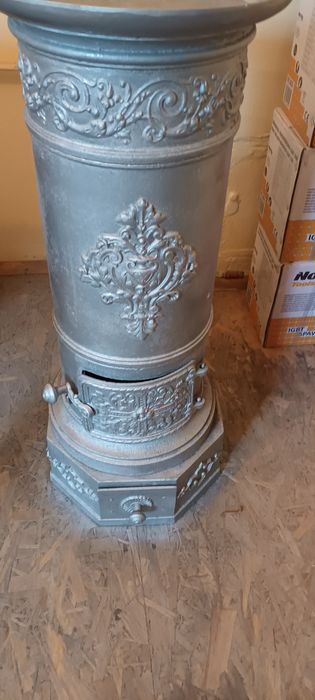 Cuptor soba din fonta veche cu ornamente  .
