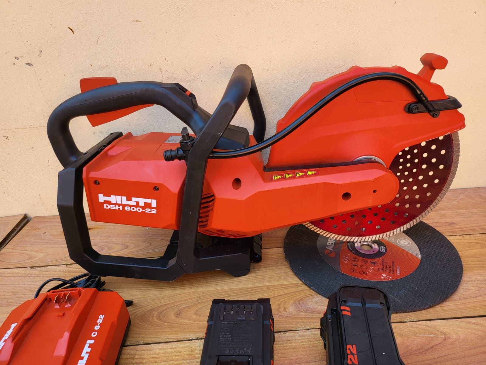 Fierăstrău de tăiat beton , fier , cărămidă pe Hilti DSH 600-22