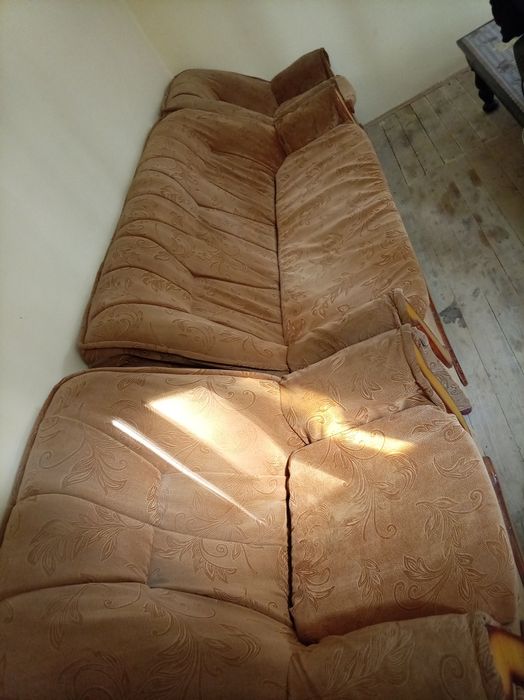 Диван кресло сотилади.