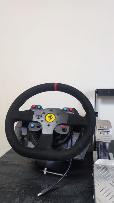 Волан Thrustmaster T300 Ferrari Alcantara + T3PA Pro педали- като нов