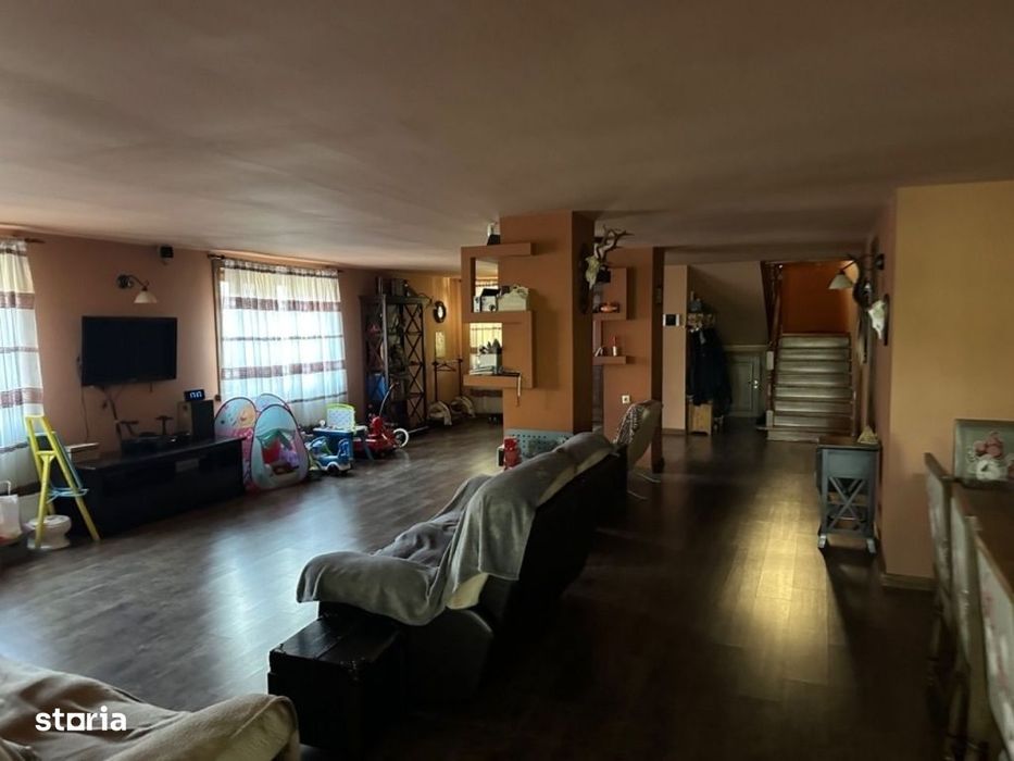 Casa de vânzare, central in apropierea de școlii, locuri de joaca s.a.