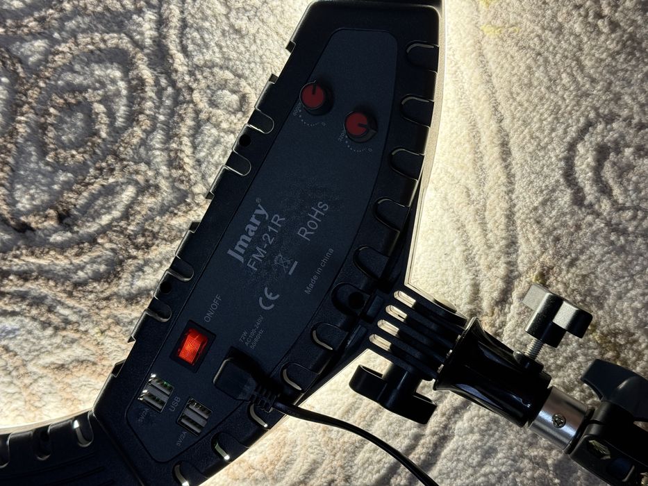 Продается кольцевая лампа, диаметр=52 см + в подарок железный штатив