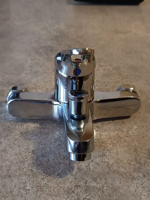 Стенен смесител за вана/душ