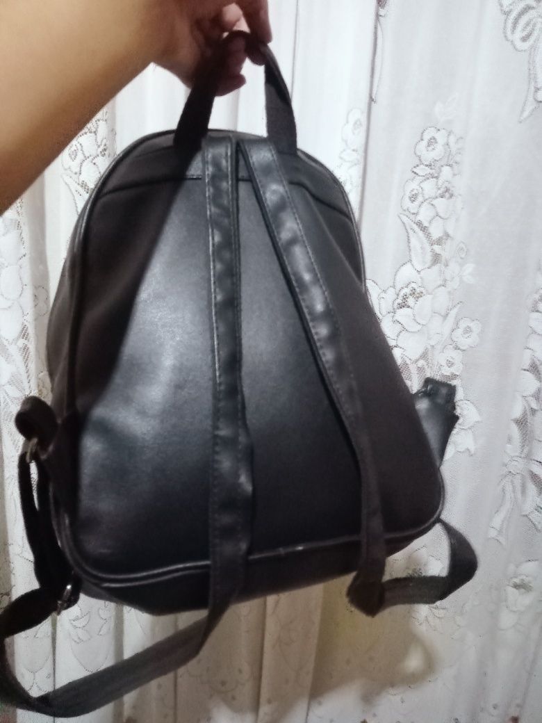Maktab sumkasi sotiladi arzon narxda!