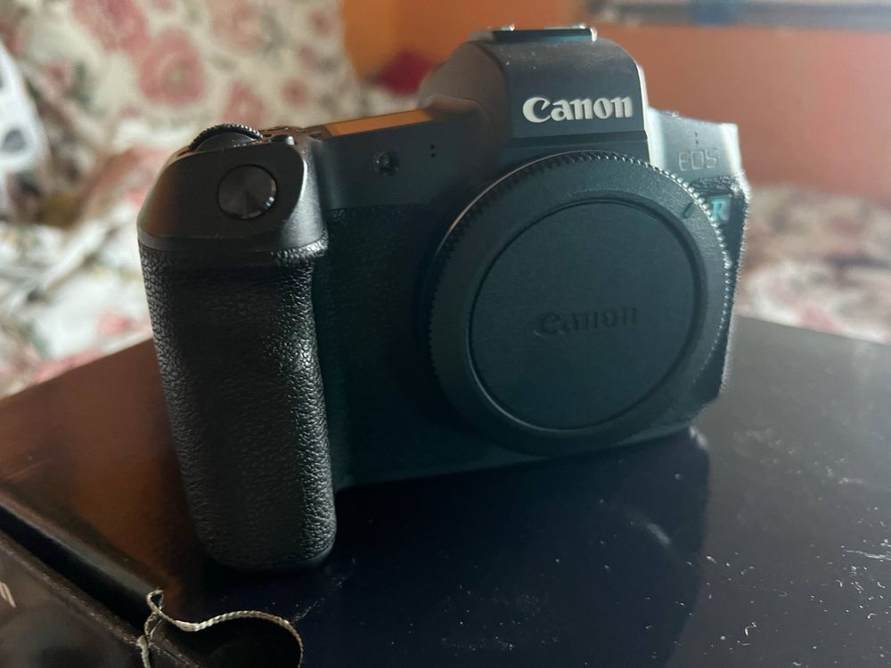 Canon EOS R + 2 батерии +ново зарядно+ rig+handle (комплект)