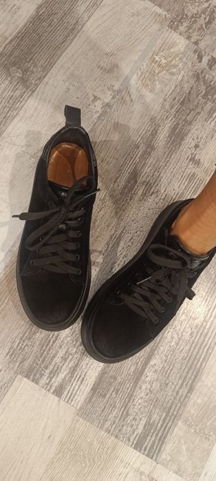 Чехли Guess, кецове Bianki, обувки на ток, сандали