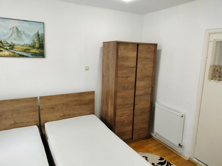 Se oferă spre vânzare 2buc pat single cu saltele aferente.