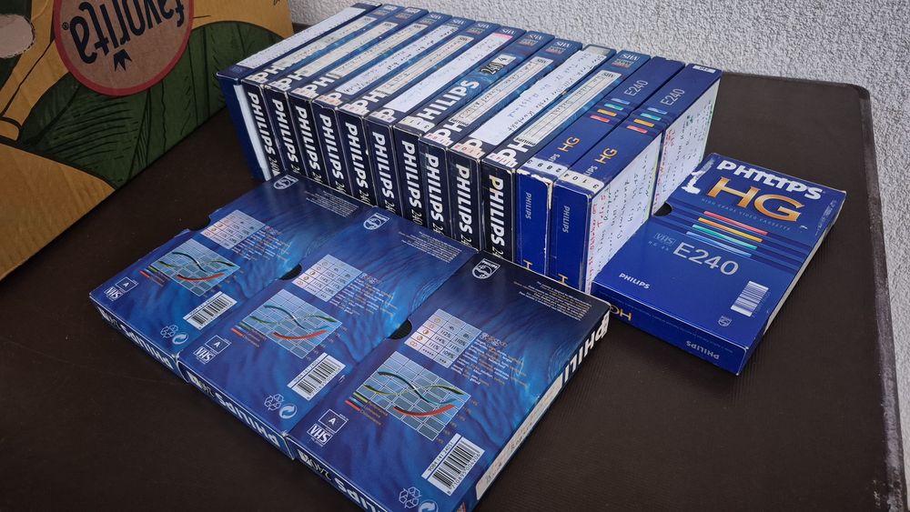 Vând o colecție de 25 casete originale Philips, cu durata 240 de minut