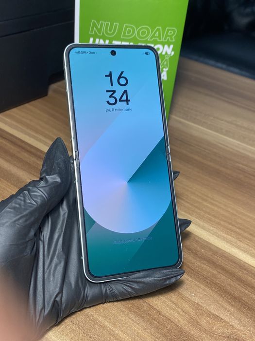 Samsung Galaxy Z Flip6 • 256 GB • Mint