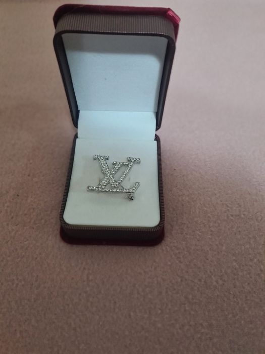 Brosa dama pe auriu sau argintiu