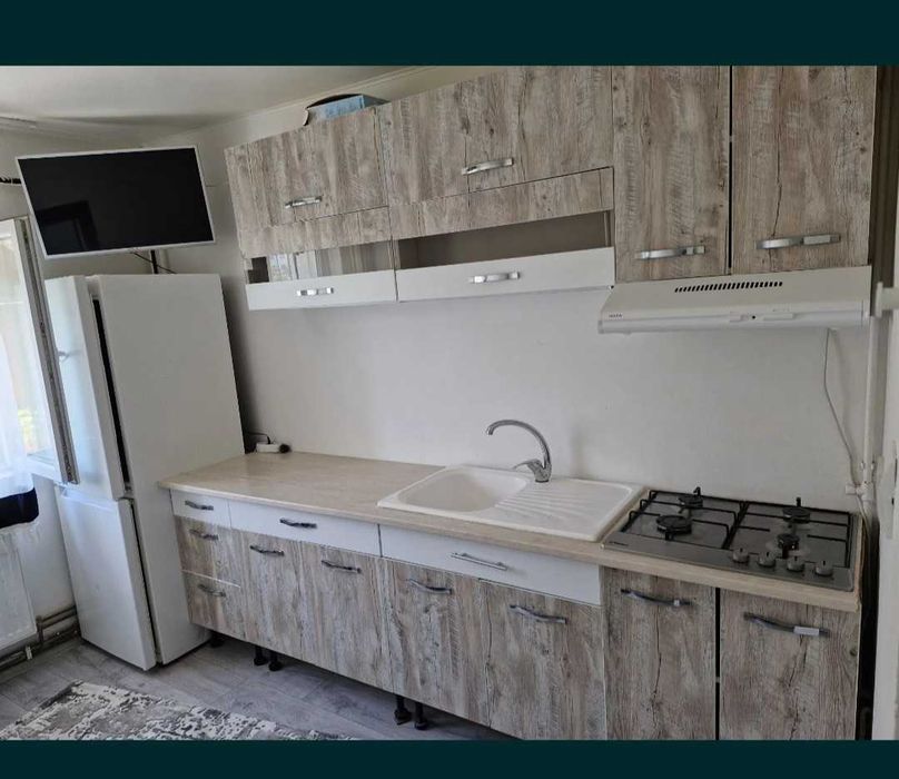 GARSONIERĂ/ Etajul 1, aproape de Piața 1 Mai, micro 8.