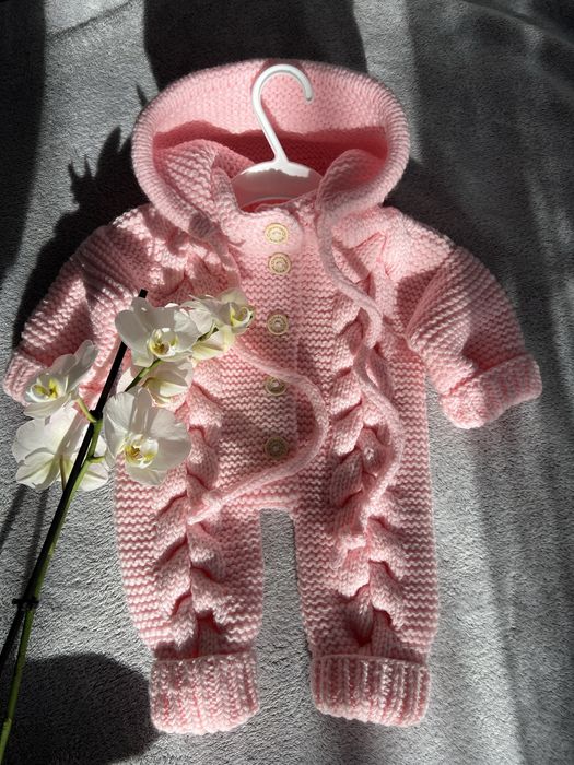 Salopeta combinezon bebe tricotata manual