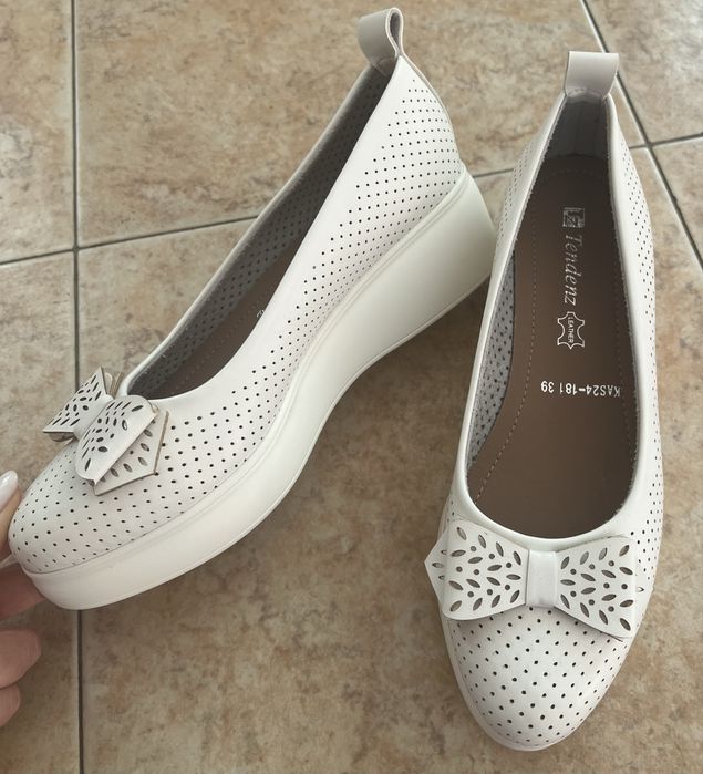 Нови бели обувки