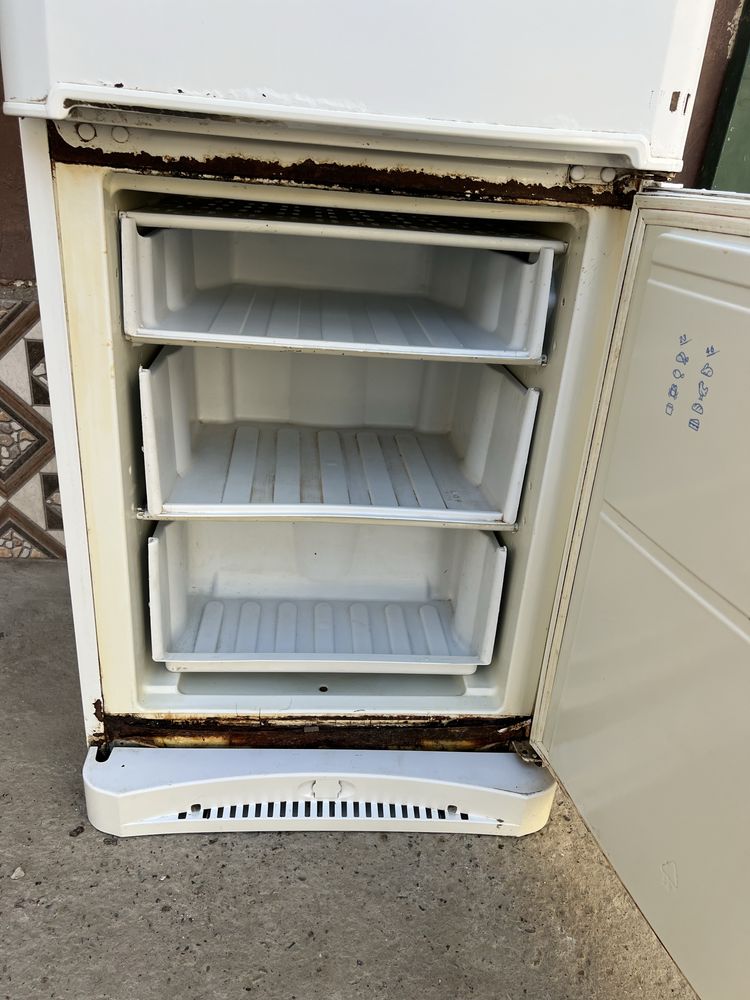 Продается холодильник Indesit