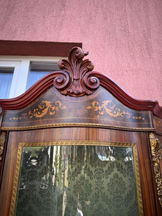 Vitrina deosebita din lemn masiv, cu intarsii si elemente bronz